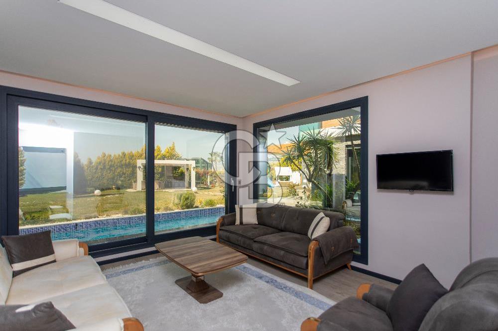 Kuşadası Karaova'da Özel Havuzlu Lüks Malikane