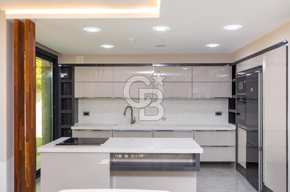 Kuşadası Karaova'da Özel Havuzlu Lüks Malikane