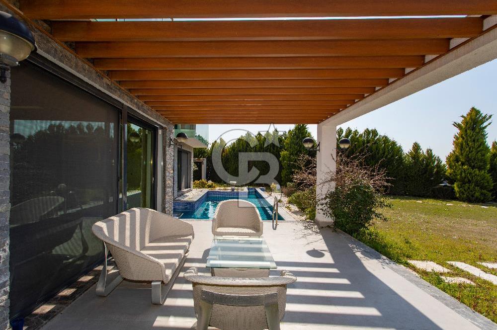 Kuşadası Karaova'da Özel Havuzlu Lüks Malikane