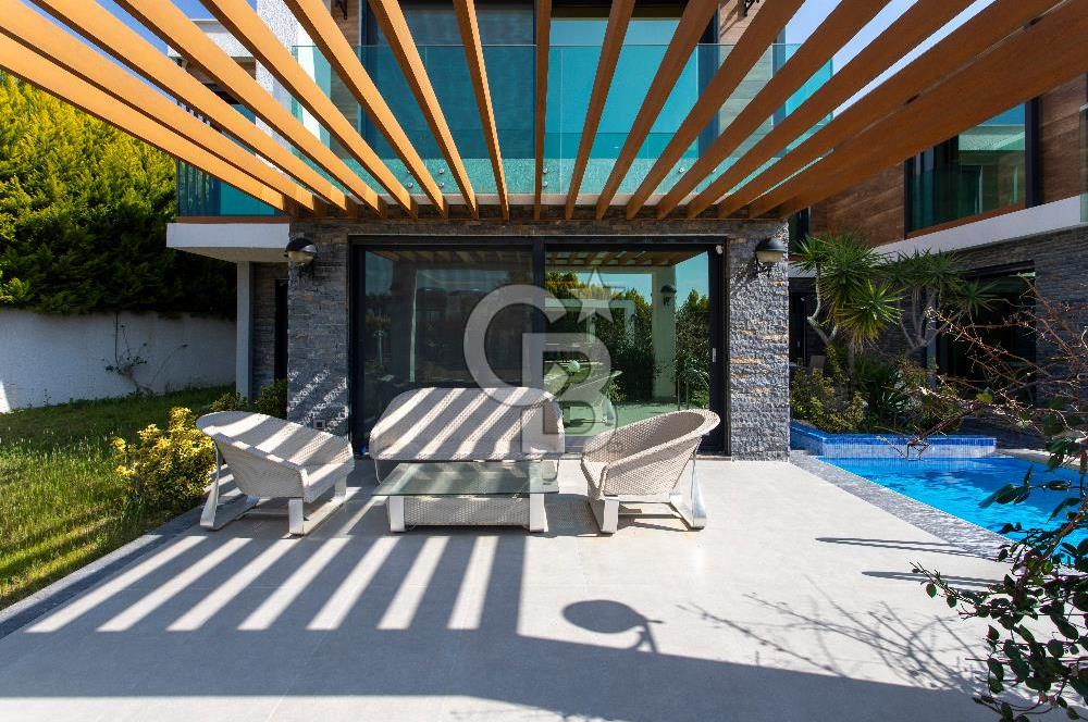 Kuşadası Karaova'da Özel Havuzlu Lüks Malikane