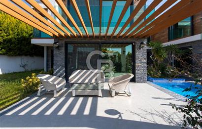 Kuşadası Karaova'da Özel Havuzlu Lüks Malikane