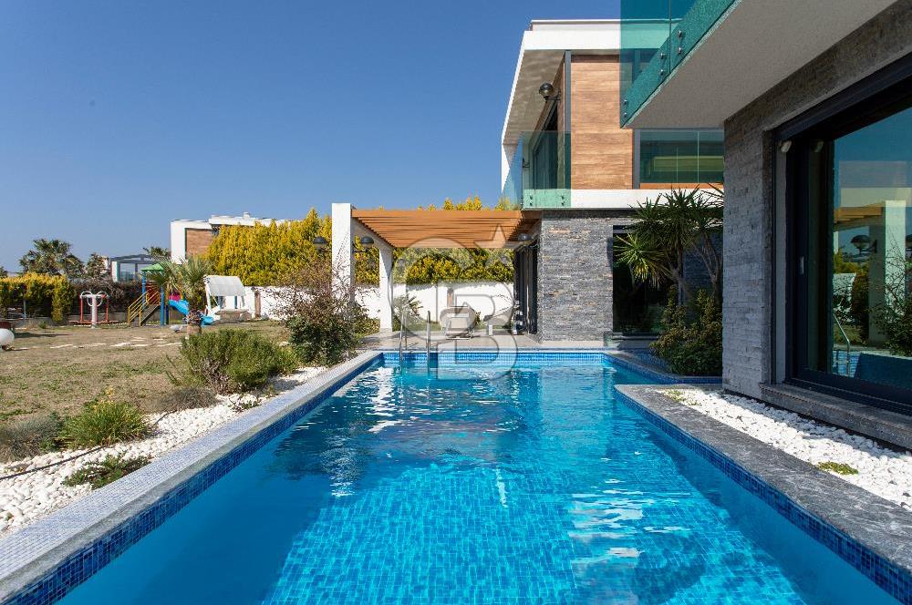 Kuşadası Karaova'da Özel Havuzlu Lüks Malikane