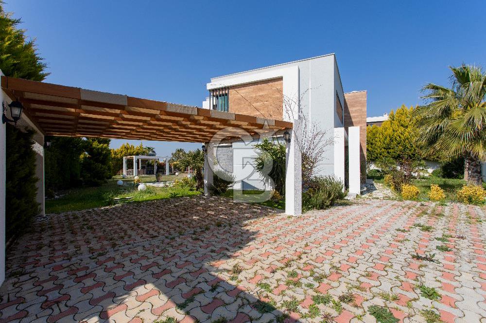 Kuşadası Karaova'da Özel Havuzlu Lüks Malikane