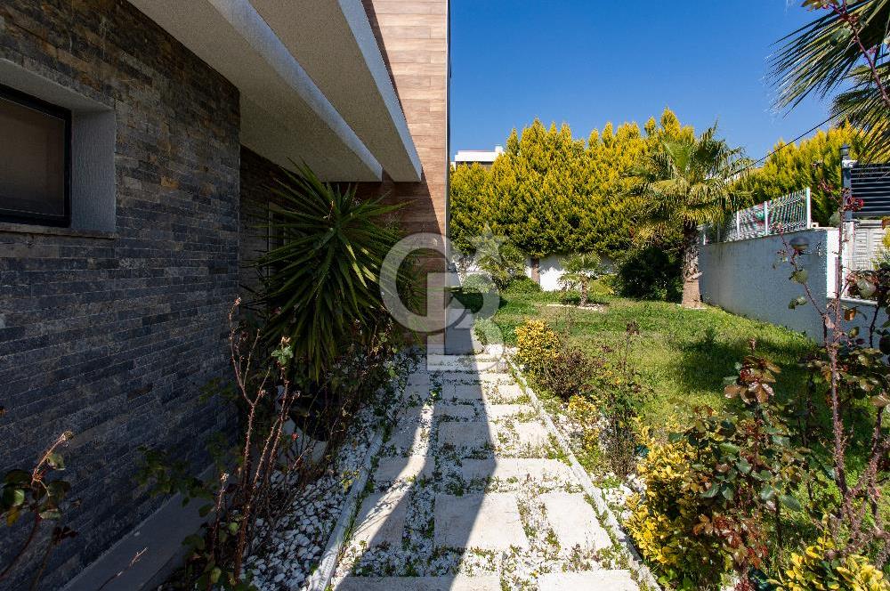 Kuşadası Karaova'da Özel Havuzlu Lüks Malikane