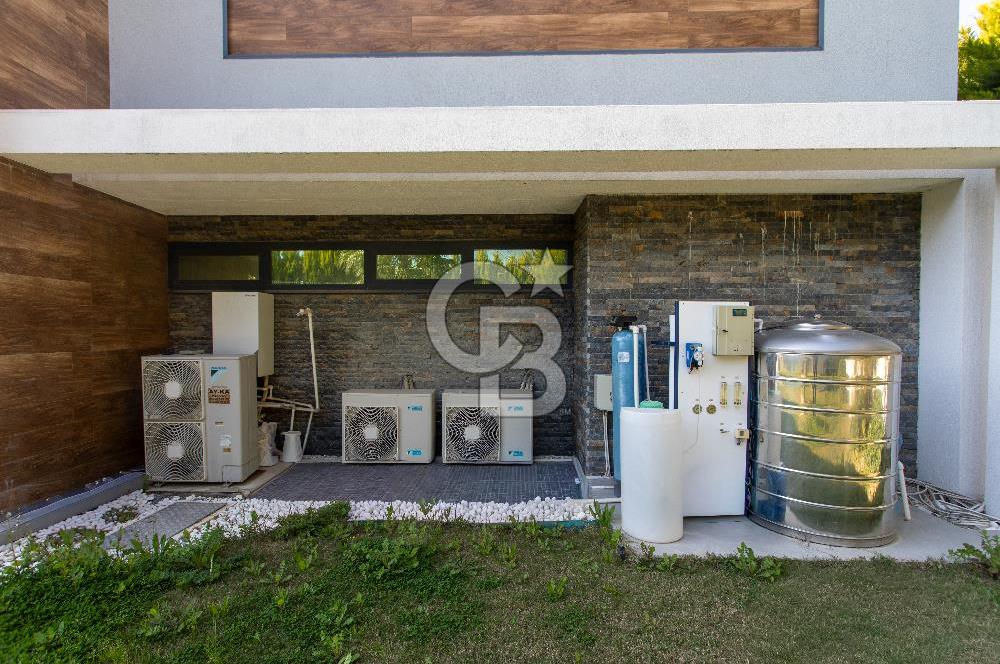 Kuşadası Karaova'da Özel Havuzlu Lüks Malikane