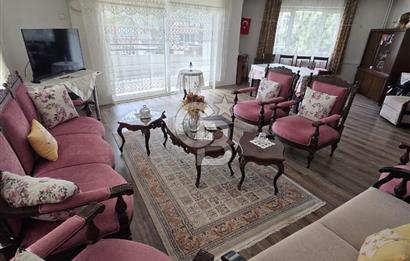 Şehzadeler Merkezi Lokasyonda Geniş 3+1 Köşe Daire