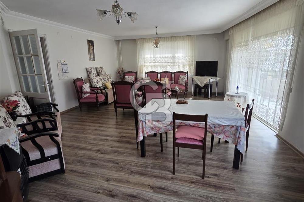 Şehzadeler Merkezi Lokasyonda Geniş 3+1 Köşe Daire