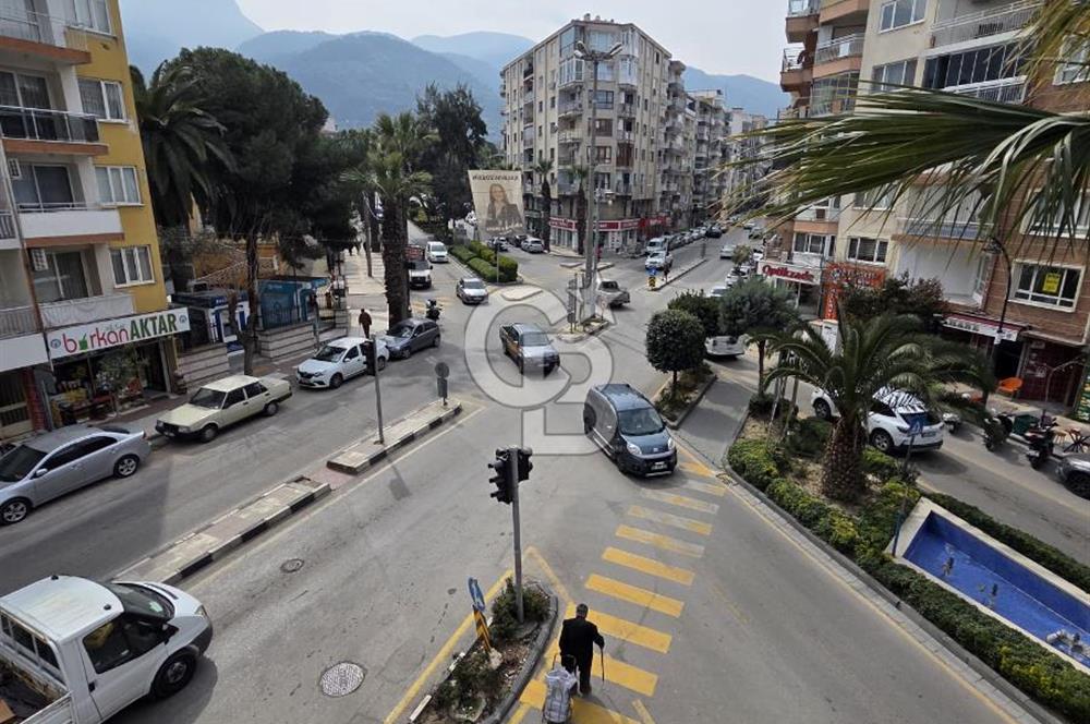 Şehzadeler Merkezi Lokasyonda Geniş 3+1 Köşe Daire