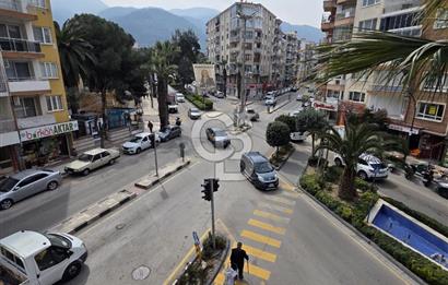 Şehzadeler Merkezi Lokasyonda Geniş 3+1 Köşe Daire