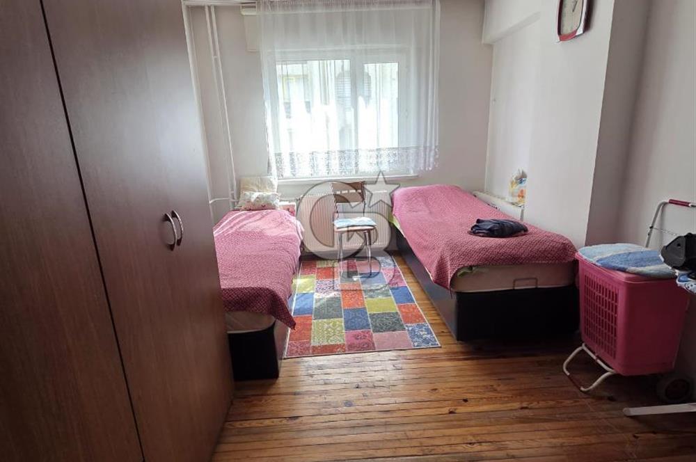 Şehzadeler Merkezi Lokasyonda Geniş 3+1 Köşe Daire