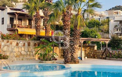 BİTEZ'DE HAVUZLU SİTEDE YILLIK KİRALIK VİLLA