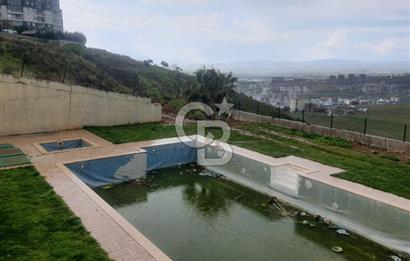 ÇİĞLİ UĞUR MUMCU MAHALLESİ EFE CİTY'DE ŞEHİR DEĞİŞİKLİĞİ NEDENİYLE SATILIK İÇİ YAPILI 2+1 DAİRE 