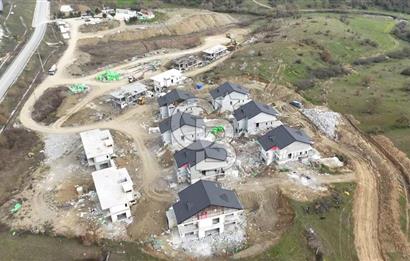 CB EAGLE'DAN EDREMİT YOLUNDA EMSALSİZ SATILIK 4+1 HAVUZLU VİLLA