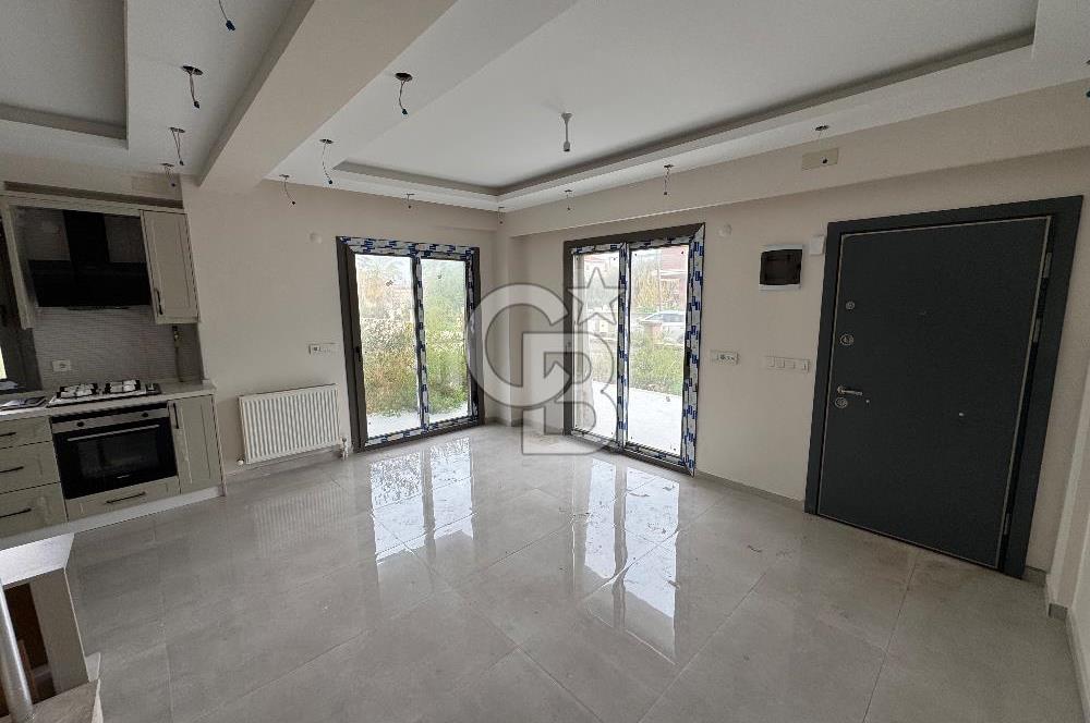 Foça Gencelli de 3+1 Bahçeli Denize 50m Kiralık Villa