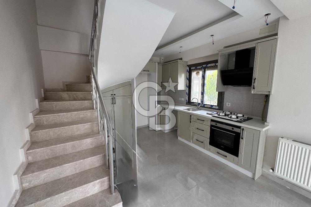 Foça Gencelli de 3+1 Bahçeli Denize 50m Kiralık Villa