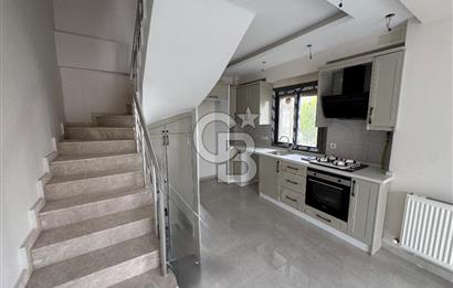 Foça Gencelli de 3+1 Bahçeli Denize 50m Kiralık Villa