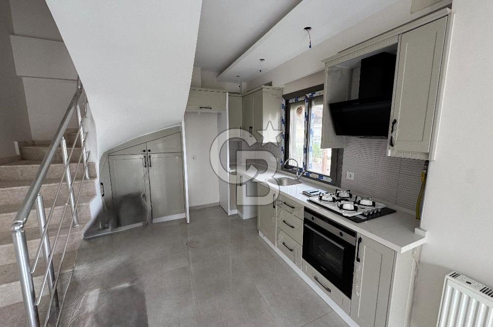 Foça Gencelli de 3+1 Bahçeli Denize 50m Kiralık Villa