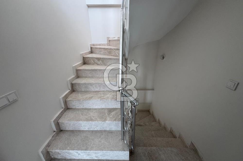 Foça Gencelli de 3+1 Bahçeli Denize 50m Kiralık Villa