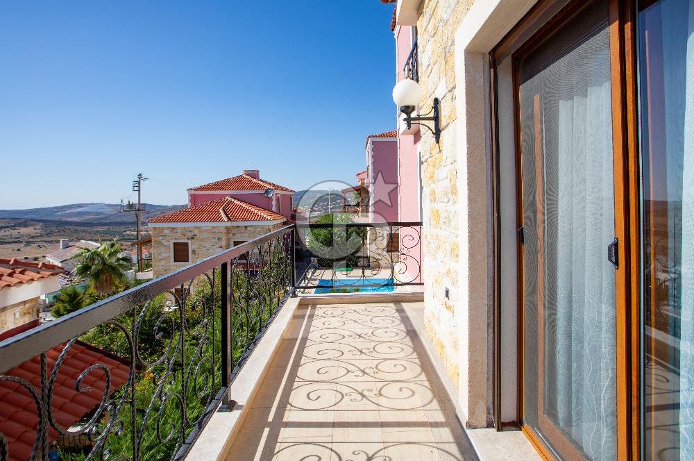Foça Yenibağarası Mah. Satılık 4+1 Müstakil Villa
