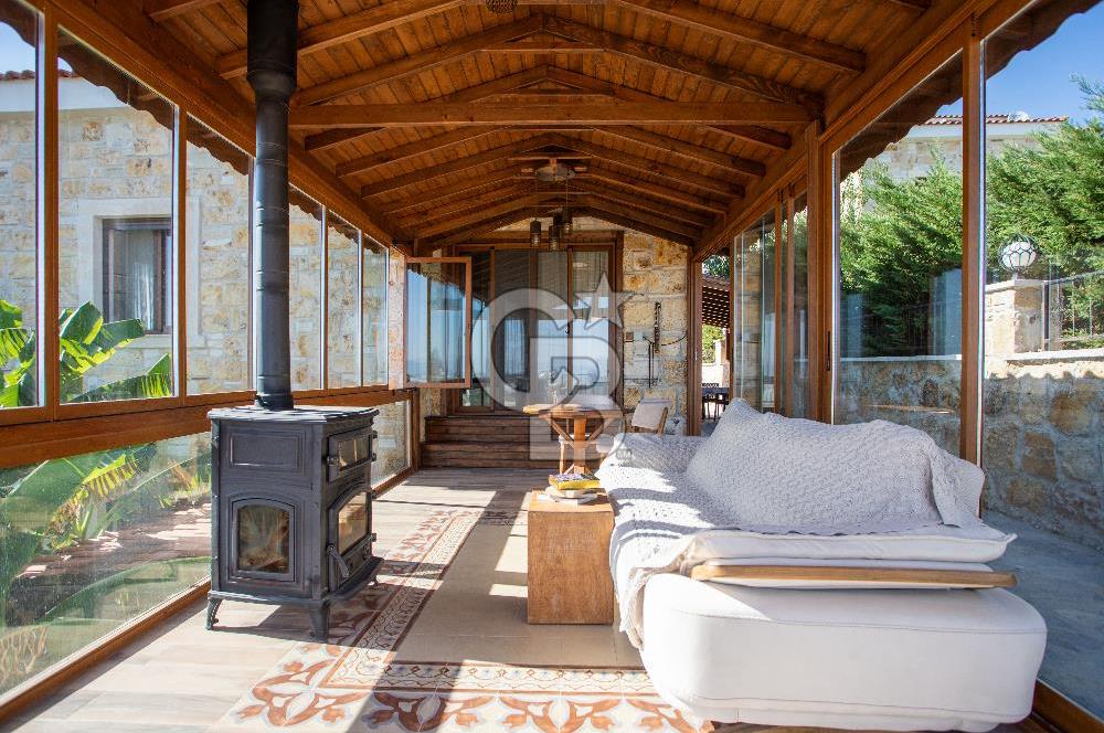 Foça Yenibağarası Mah. Kiralık 4+1 Müstakil Villa