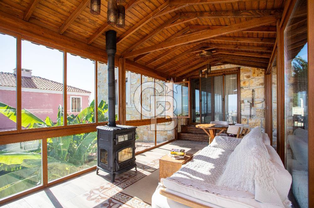 Foça Yenibağarası Mah. Satılık 4+1 Müstakil Villa