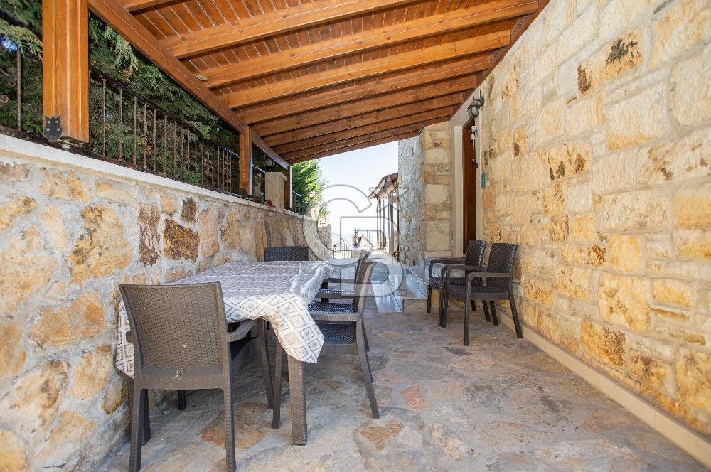 Foça Yenibağarası Mah. Satılık 4+1 Müstakil Villa