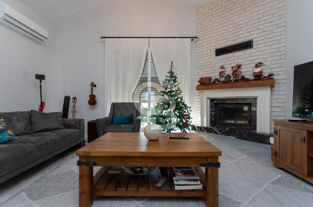 Foça Villalar Bölgesinde Eşyalı Kiralık 3+1 Villa