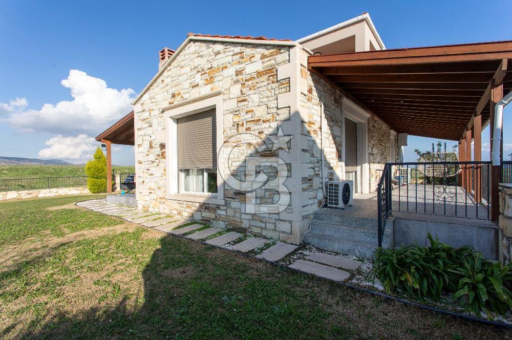 Foça Villalar Bölgesinde Eşyalı Kiralık 3+1 Villa