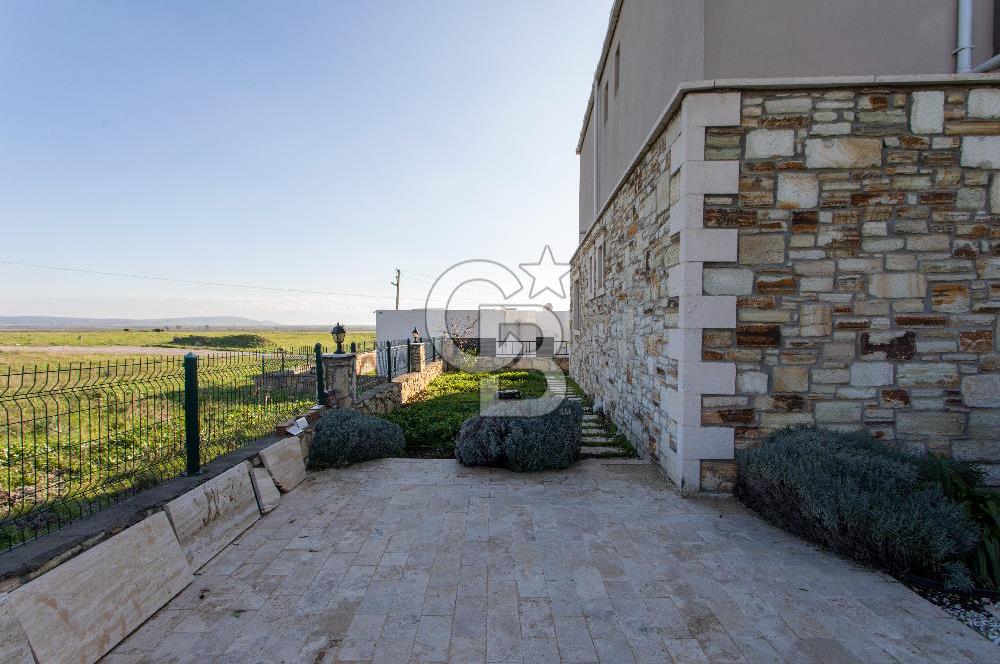 Foça Villalar Bölgesinde Eşyalı Kiralık 3+1 Villa