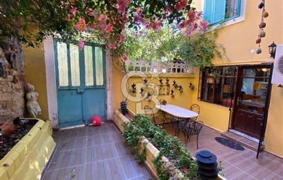 Ayvalık Merkez’de Avlulu Tarihi Rum Evi – “Sarı Köşk” | Aktif Konuk Evi