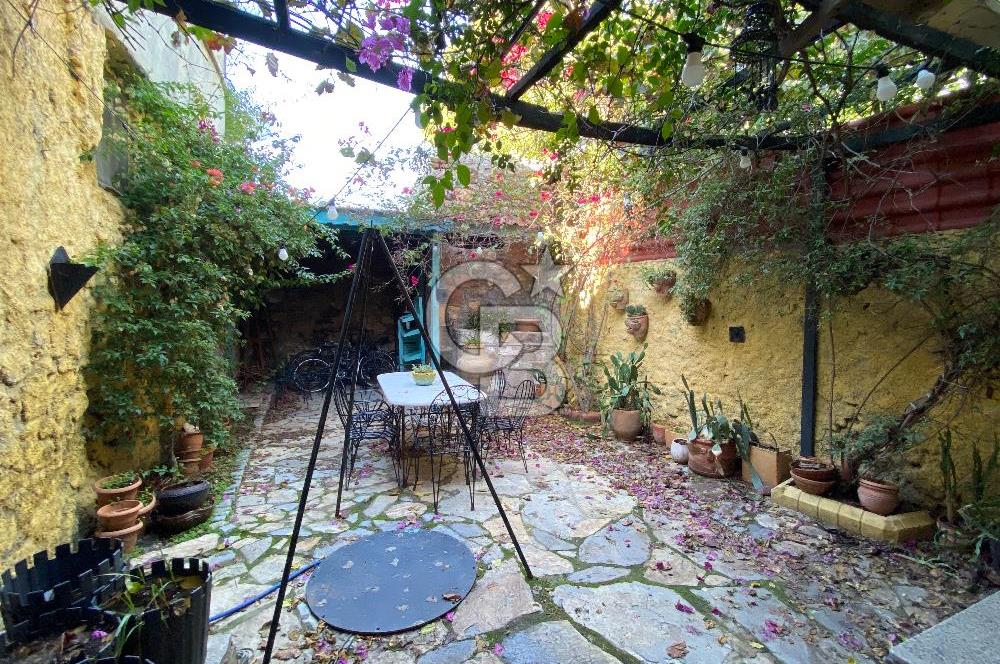 Ayvalık Merkez’de Avlulu Tarihi Rum Evi – “Sarı Köşk” | Aktif Konuk Evi