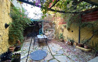 Ayvalık Merkez’de Avlulu Tarihi Rum Evi – “Sarı Köşk” | Aktif Konuk Evi