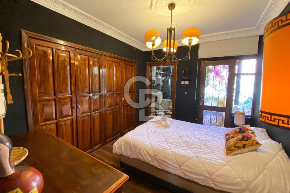 Ayvalık Merkez’de Avlulu Tarihi Rum Evi – “Sarı Köşk” | Aktif Konuk Evi