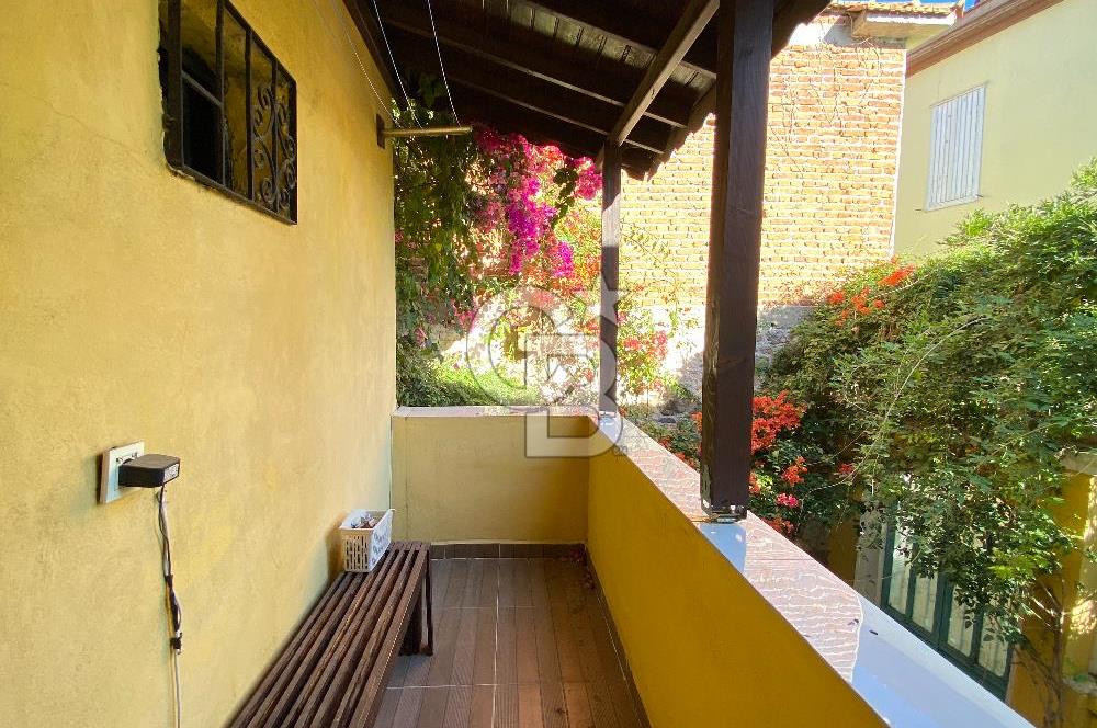 Ayvalık Merkez’de Avlulu Tarihi Rum Evi – “Sarı Köşk” | Aktif Konuk Evi