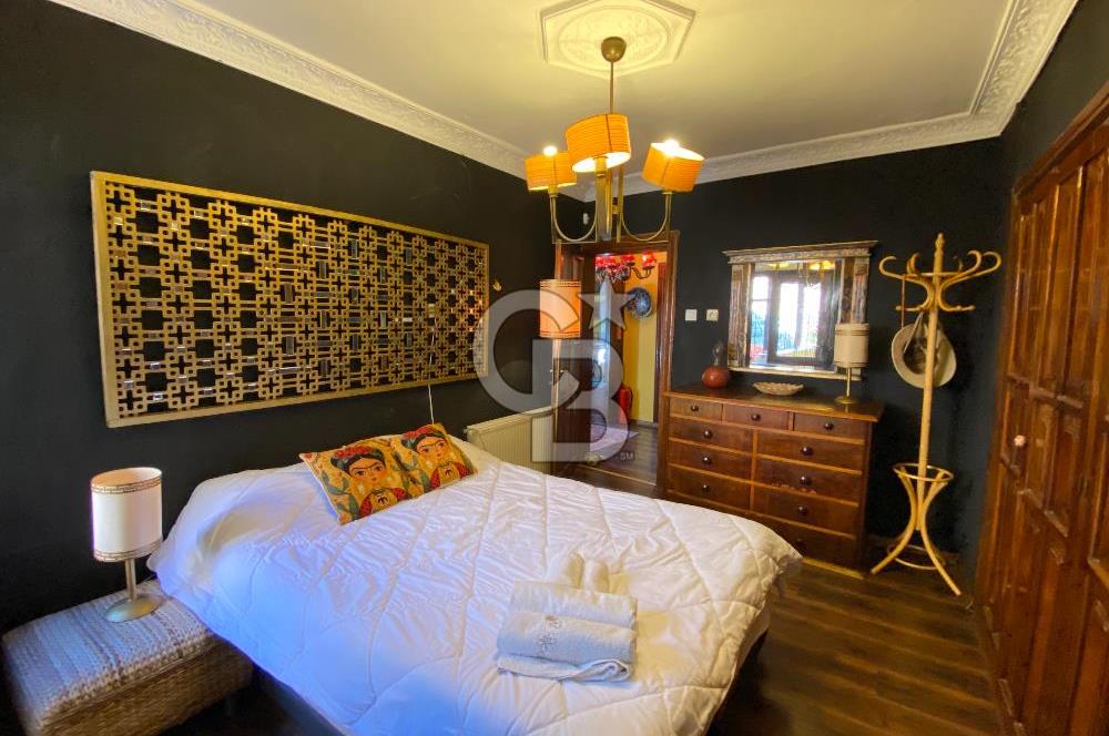 Ayvalık Merkez’de Avlulu Tarihi Rum Evi – “Sarı Köşk” | Aktif Konuk Evi