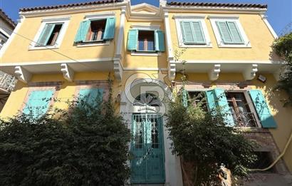 Ayvalık Merkez’de Avlulu Tarihi Rum Evi – “Sarı Köşk” | Aktif Konuk Evi