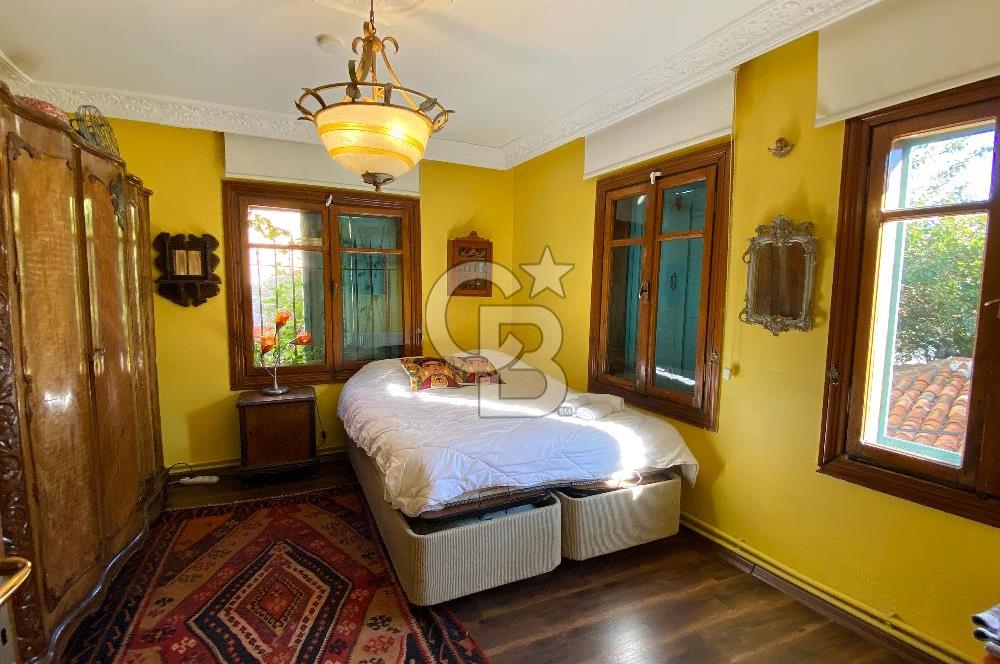 Ayvalık Merkez’de Avlulu Tarihi Rum Evi – “Sarı Köşk” | Aktif Konuk Evi
