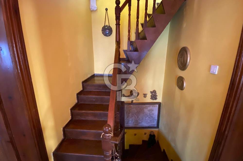 Ayvalık Merkez’de Avlulu Tarihi Rum Evi – “Sarı Köşk” | Aktif Konuk Evi