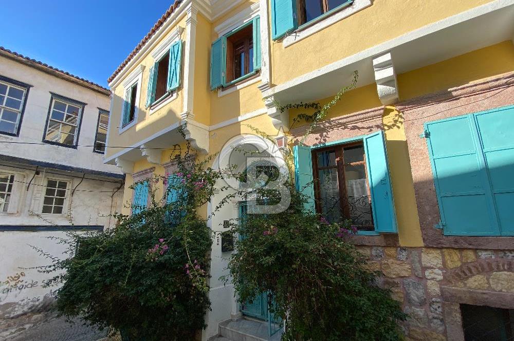 Ayvalık Merkez’de Avlulu Tarihi Rum Evi – “Sarı Köşk” | Aktif Konuk Evi