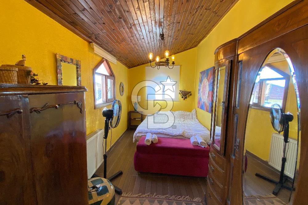 Ayvalık Merkez’de Avlulu Tarihi Rum Evi – “Sarı Köşk” | Aktif Konuk Evi