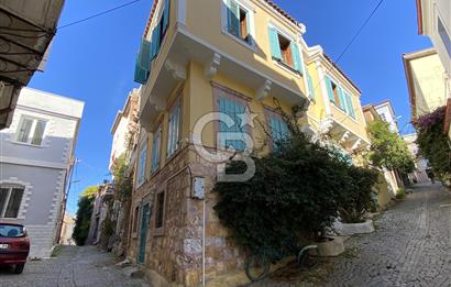 Ayvalık Merkez’de Avlulu Tarihi Rum Evi – “Sarı Köşk” | Aktif Konuk Evi