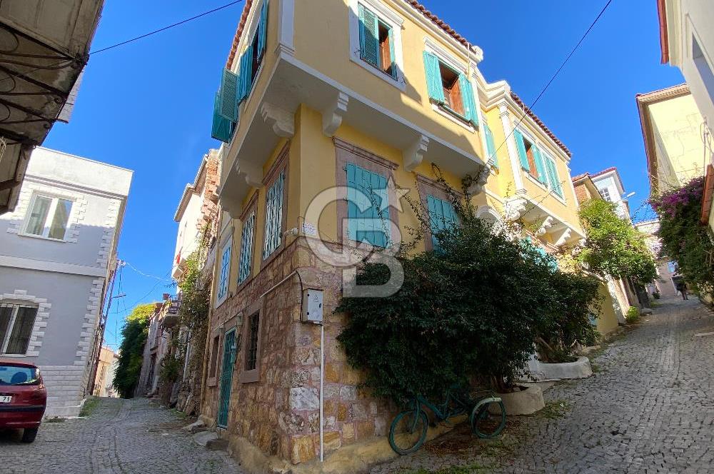 Ayvalık Merkez’de Avlulu Tarihi Rum Evi – “Sarı Köşk” | Aktif Konuk Evi