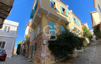 Ayvalık Merkez’de Avlulu Tarihi Rum Evi – “Sarı Köşk” | Aktif Konuk Evi