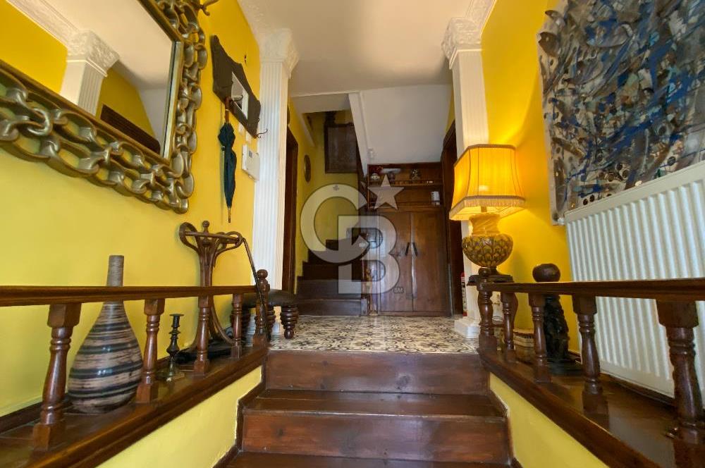 Ayvalık Merkez’de Avlulu Tarihi Rum Evi – “Sarı Köşk” | Aktif Konuk Evi