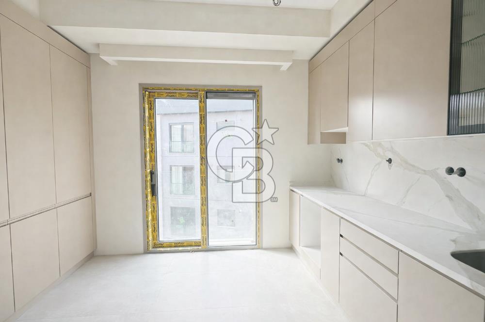 FENERBAHÇE , SELAHATTİN PINAR SOKAK'TA 4+1 KATTA TEK NET 140 M2 DAİRE