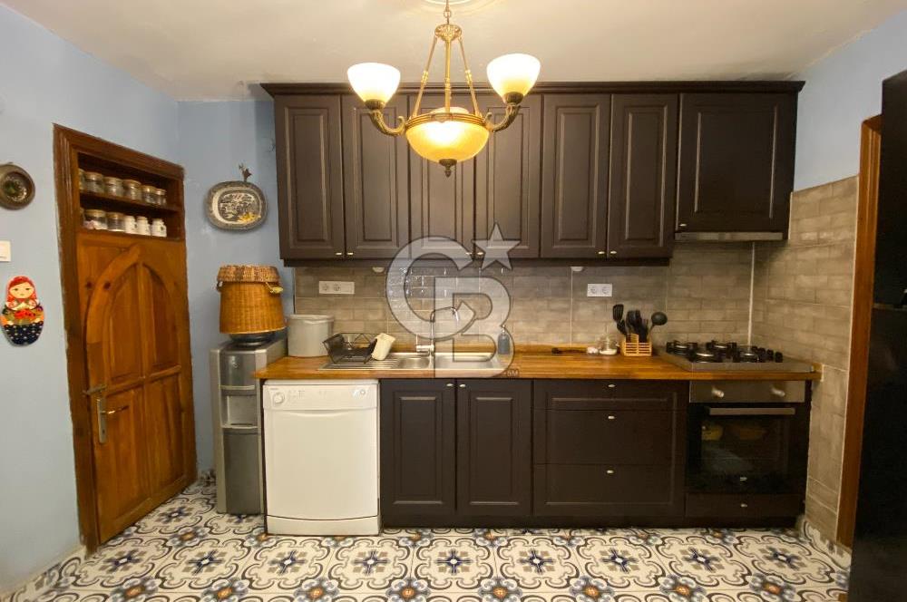 Ayvalık Merkez’de Avlulu Tarihi Rum Evi – “Sarı Köşk” | Aktif Konuk Evi