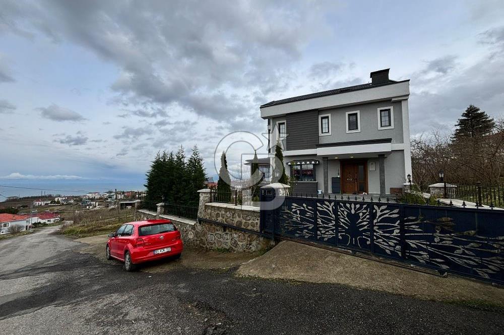 ŞEHRİN ZİRVESİNDE, MAVİNİN MERKEZİNDE AKYAZI'DA SATILIK VİLLA