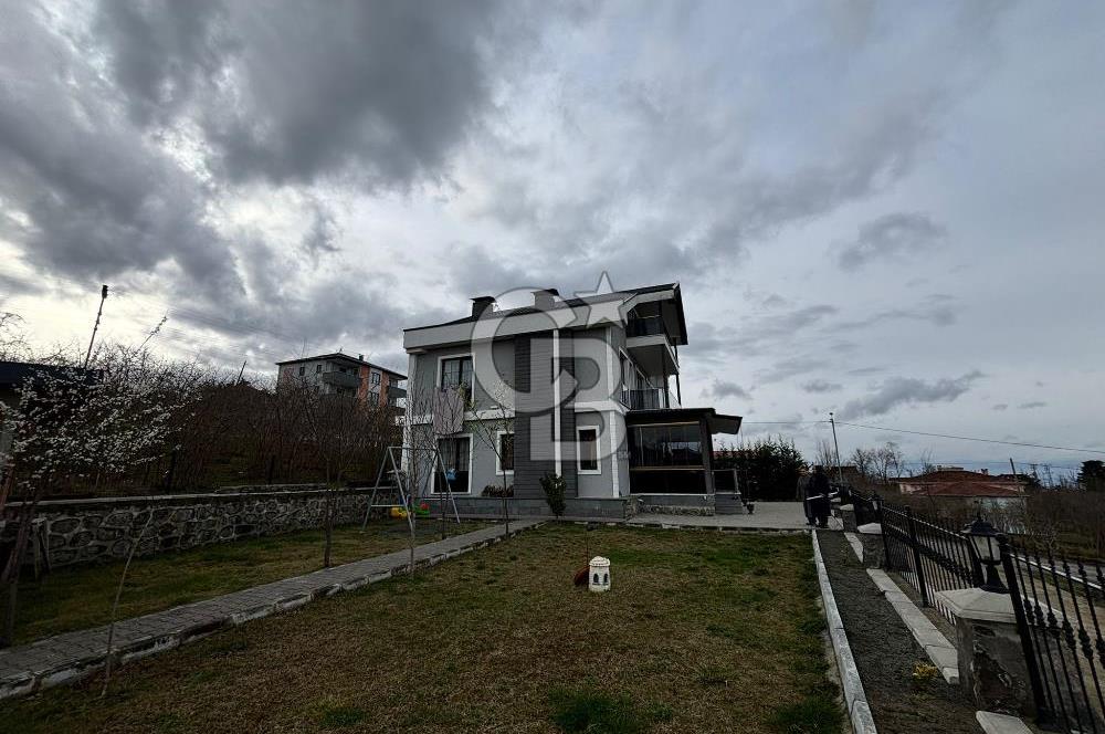 ŞEHRİN ZİRVESİNDE, MAVİNİN MERKEZİNDE AKYAZI'DA SATILIK VİLLA