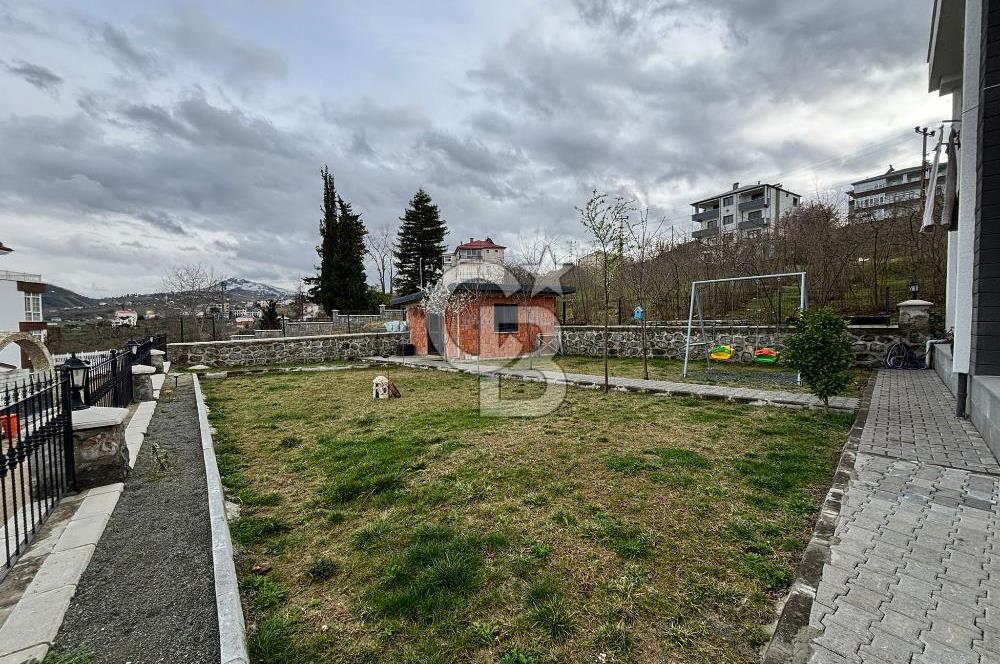 ŞEHRİN ZİRVESİNDE, MAVİNİN MERKEZİNDE AKYAZI'DA SATILIK VİLLA