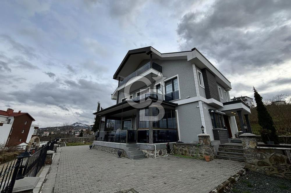 ŞEHRİN ZİRVESİNDE, MAVİNİN MERKEZİNDE AKYAZI'DA SATILIK VİLLA